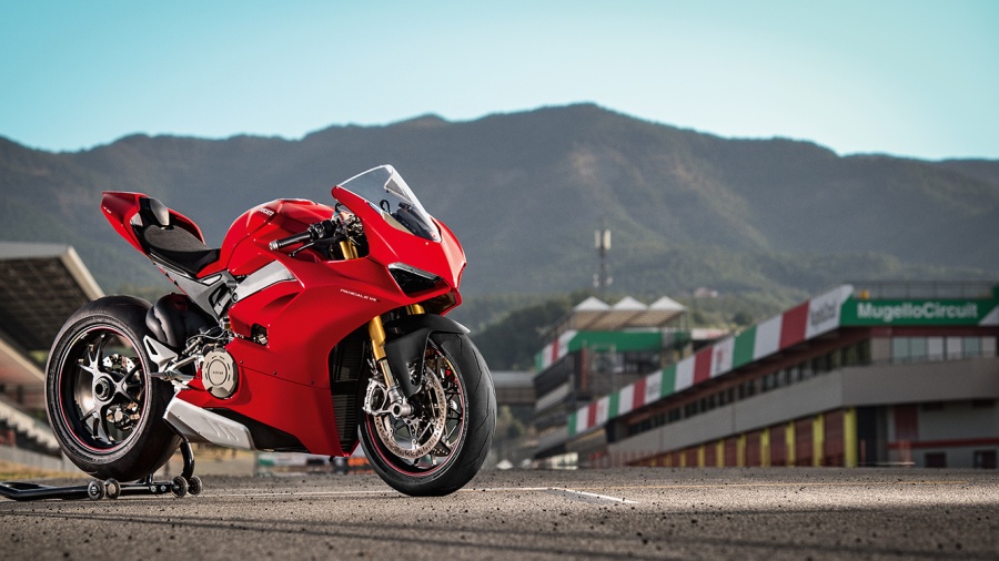 Panigale V4S Red MY18 01 Pista Video Full 1330x748