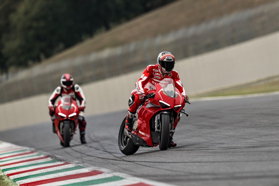 39 DUCATI PANIGALE V4 R ACTION UC69228 Mid