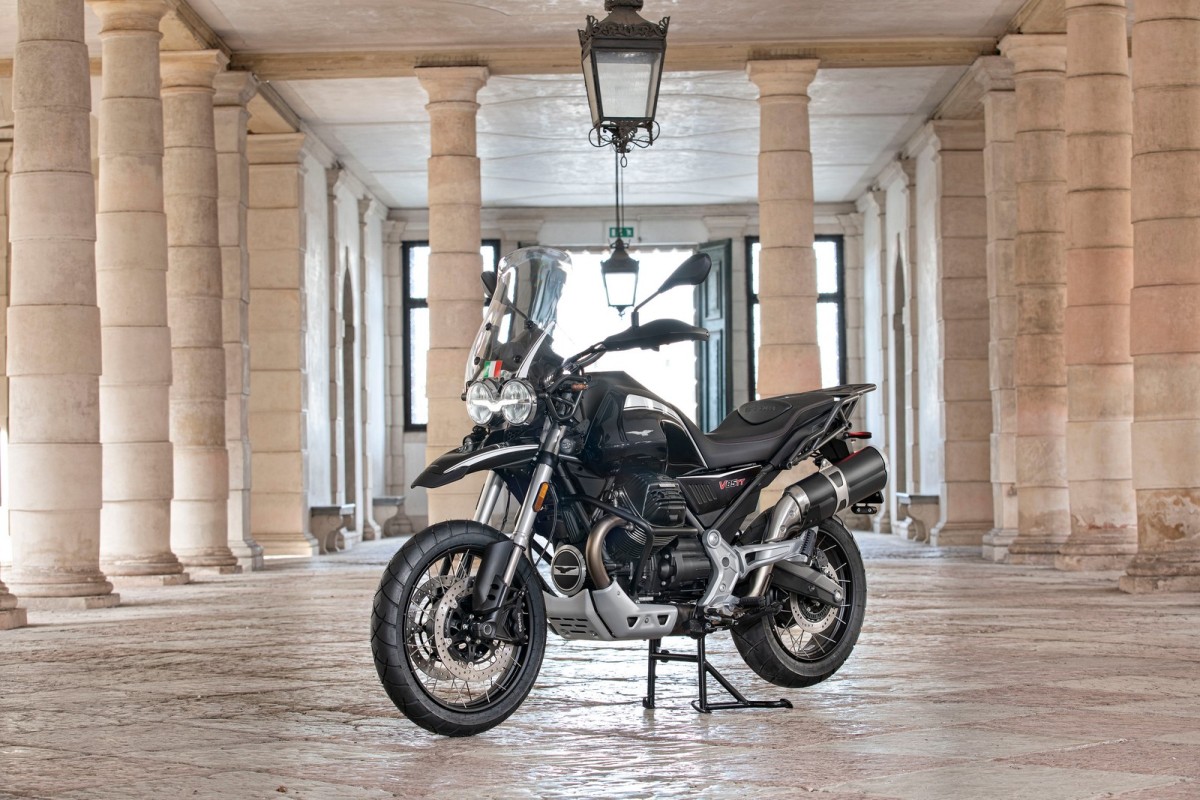 Moto Guzzi V85TT Guardia D Onore 2022 1
