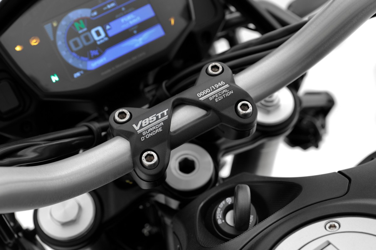 Moto Guzzi V85TT Guardia D Onore 2022 15