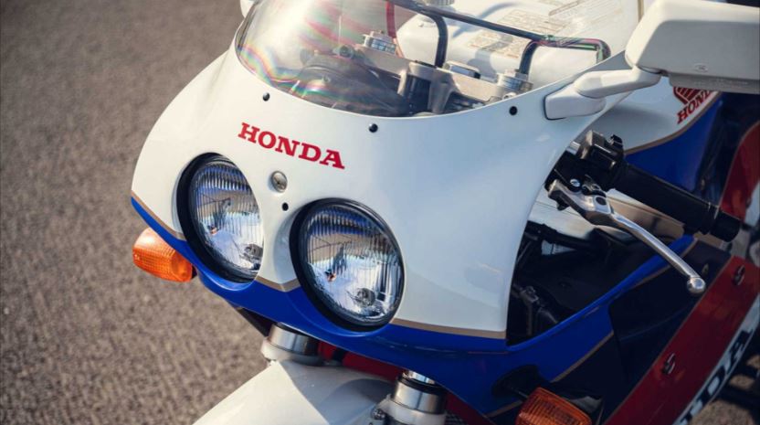 Honda RC30 1990 dimoprasia 8