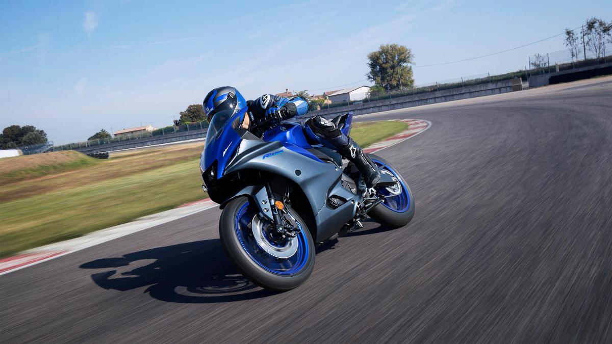 2023 Yamaha YZF R125 EU Icon Blue Action 004 03