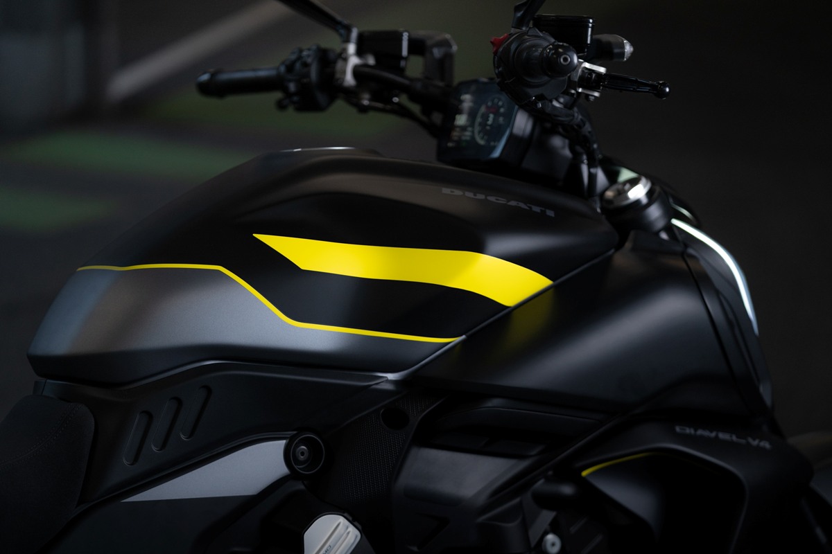 03 MY25 DIAVEL V4 BLACK ROADSTER LIVERY UC732601 Mid
