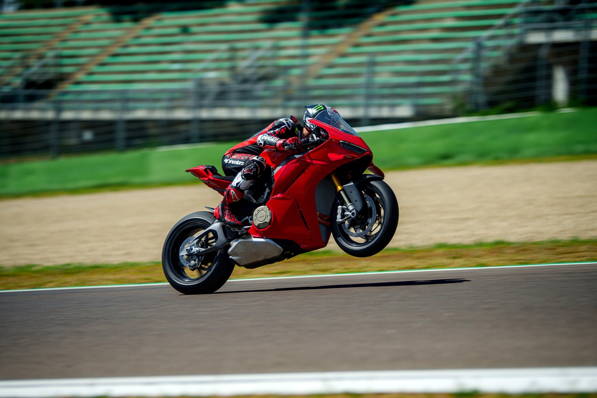 MY25 PANIGALE V4S 05 UC662199 Mid