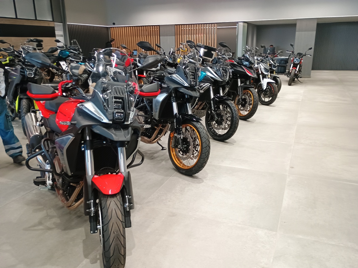 Athens Moto Hall 2WO 4