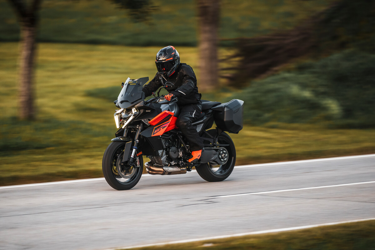 2025 KTM 1390 SUPER DUKE GT 1