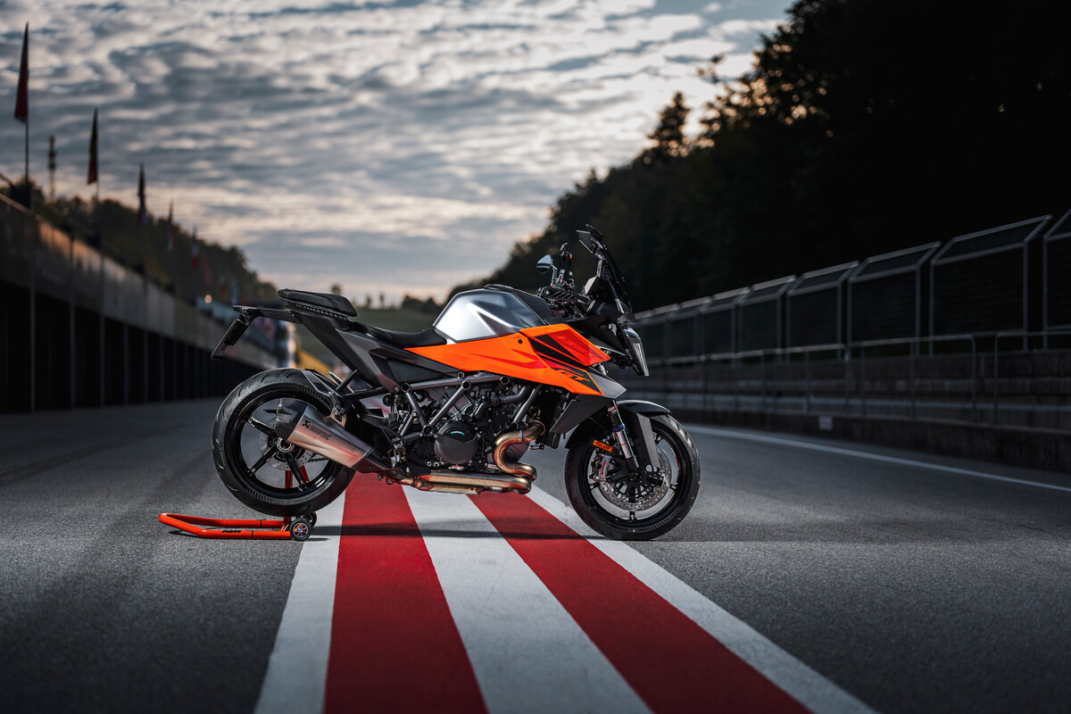 2025 KTM 1390 SUPER DUKE GT 10