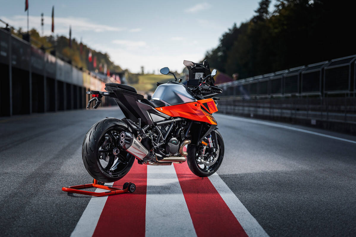 2025 KTM 1390 SUPER DUKE GT 6