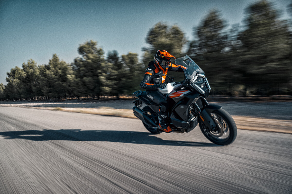 2025 KTM 1390 SUPER ADVENTURE S 5