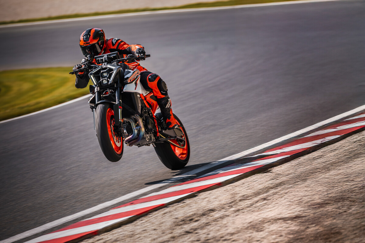 2025 KTM 990 DUKE R 1