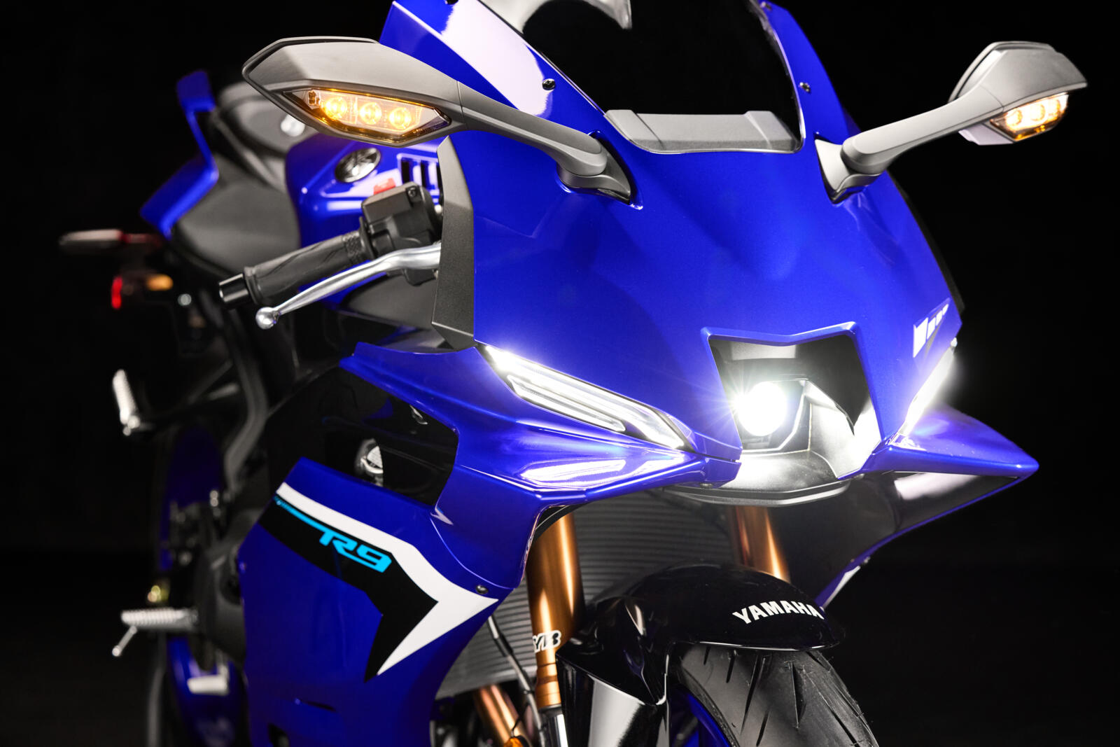 2025 YAM YZF900R9 EU DPBMC DET 008 03 preview