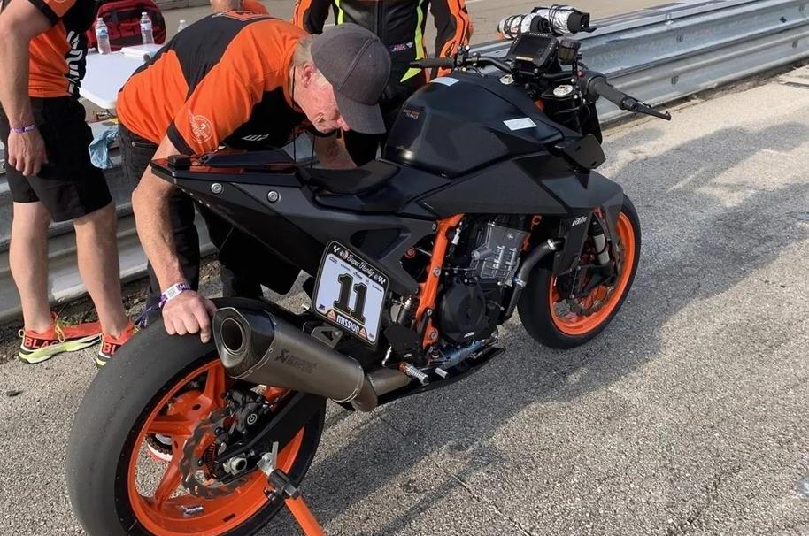 ktm 990 duke r super hooligan race 2