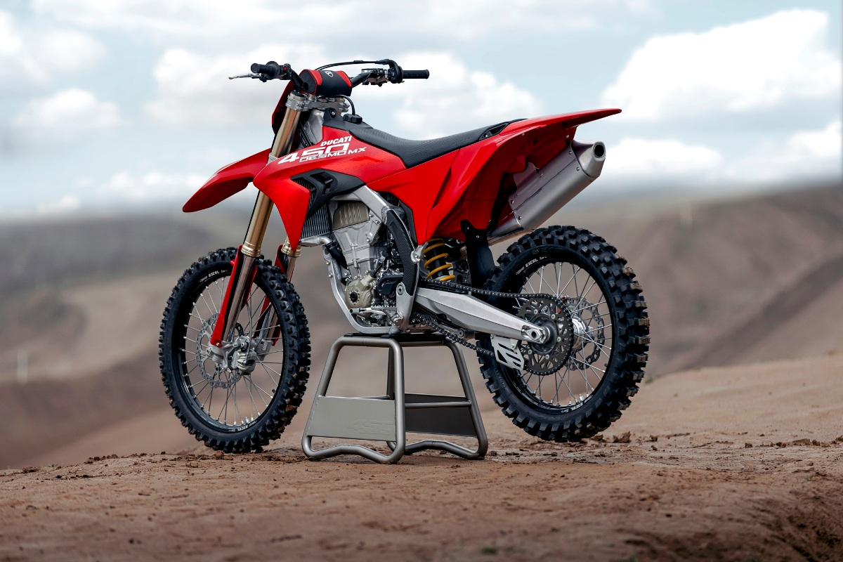 08 MY26 DESMO450 MX STATICS ON LOCATION 8 UC775636 High