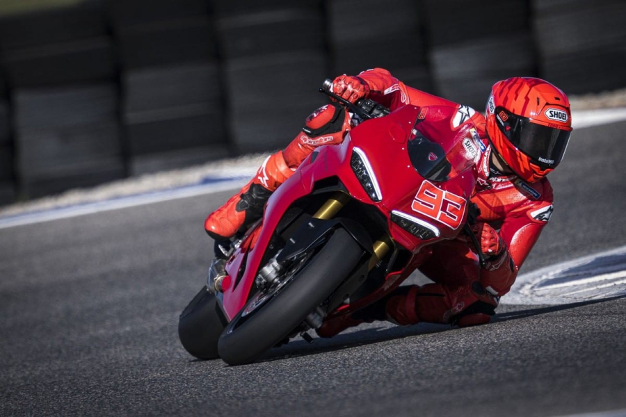 MY25 Ducati Panigale V2 S 63 93 009 UC750804 Low