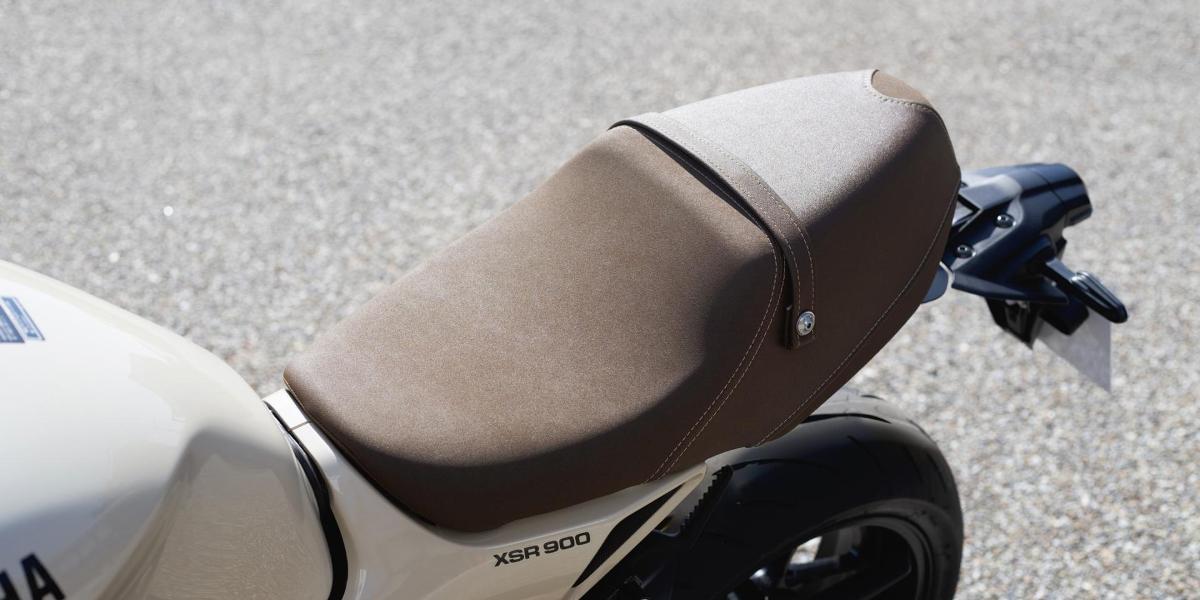 yamaha xsr900 2025 ceramic ivory white 5