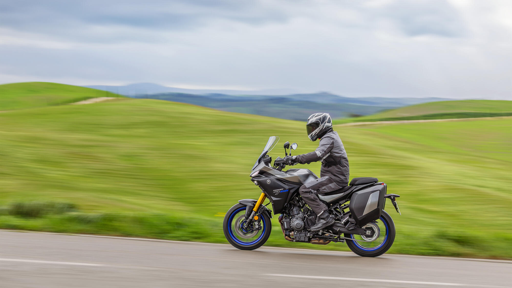 2025 Yamaha MT07TRGT EU Icon Performance Action 004 03