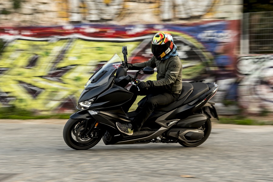 Kymco Xciting S 400i action 3