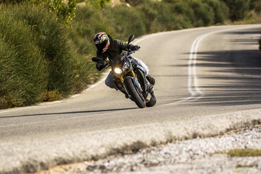bmw s1000r action 4