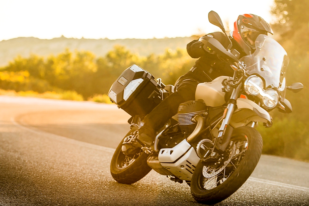 Moto Guzzi V85 TT Travel 2020 action 8