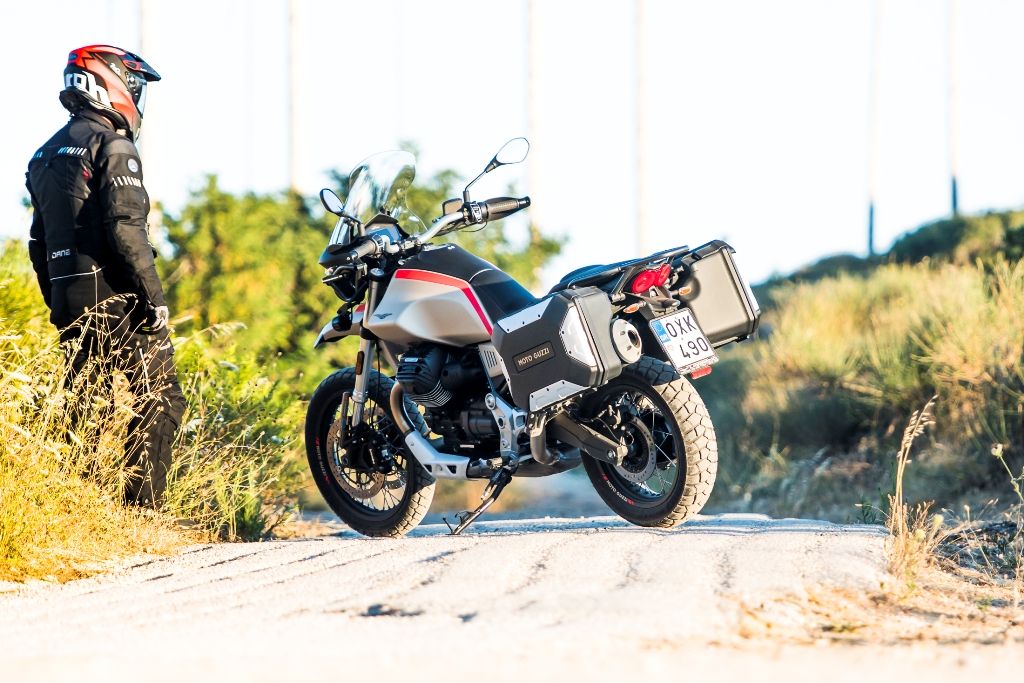 Moto Guzzi V85 TT Travel 2020 static 2