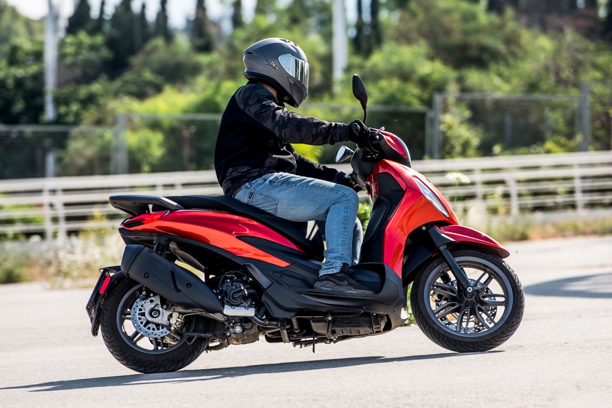 Piaggio Beverly 300 HPE 2021 action 3
